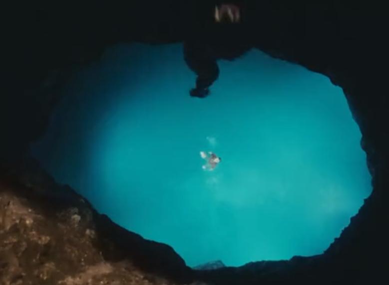 又渴又疼！手臂被石头卡住五天五夜？这部电影告诉你如何断臂求生