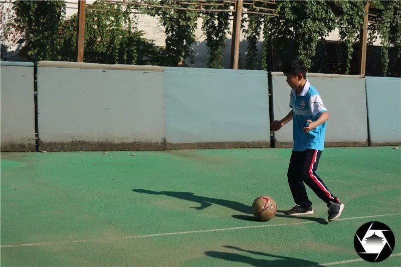 西安莲湖小学生踢足球,西安儿童踢足球