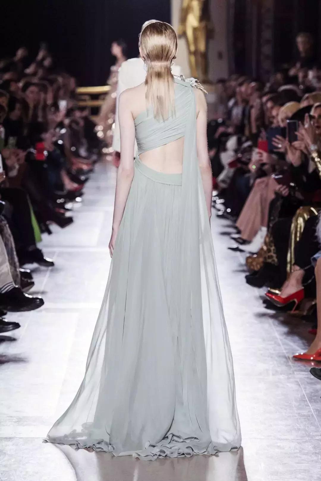 15万颗施华洛世奇水晶,eliesaab婚纱