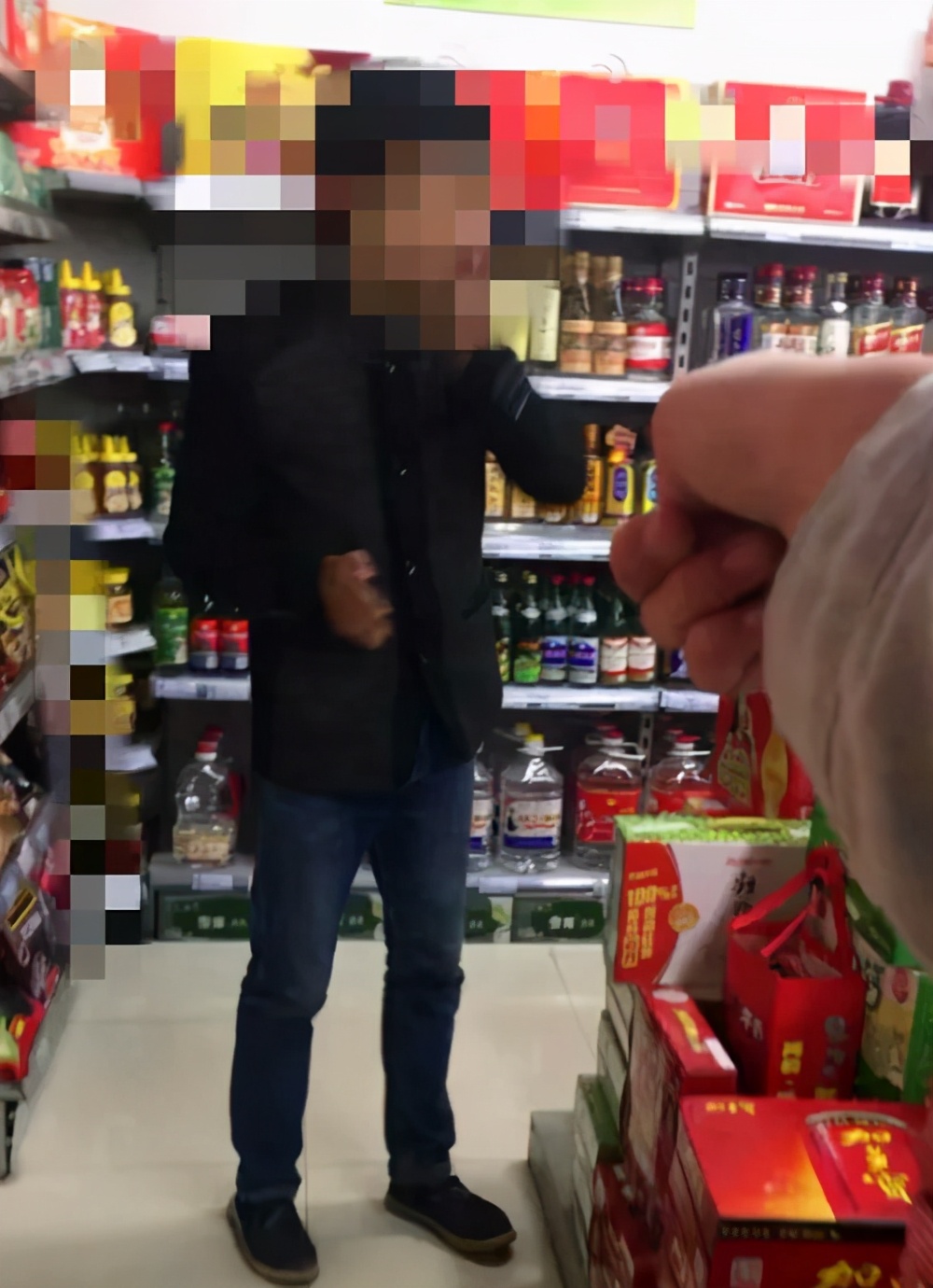 江苏男子当街调戏女子,江苏一男子当街调戏女子