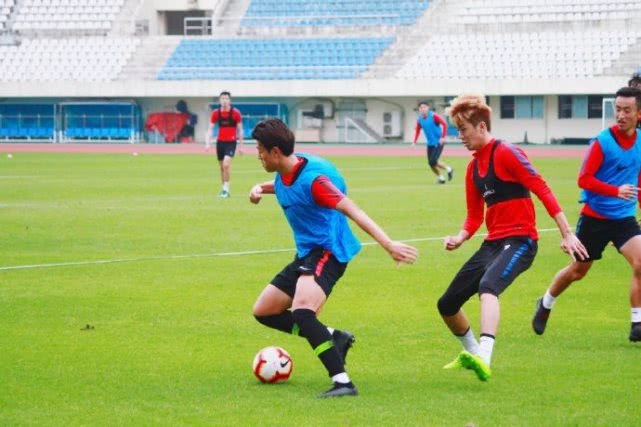 中国足球或又来一个年轻归化球员!97年澳洲华裔小将试训重庆斯威