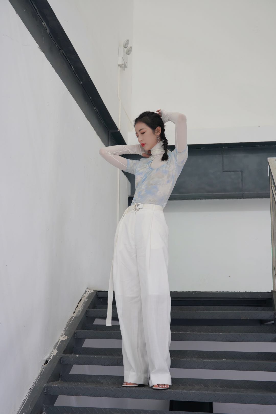 最近流行两个小辫子发型,周雨彤辫子发型叫什么发型