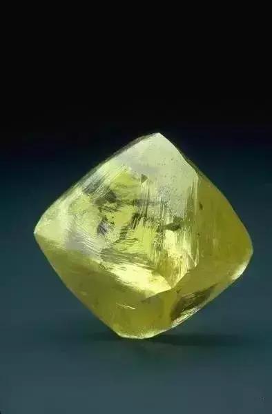 钻石的原石原来长这样,钻石的原石是特别的轻又硬