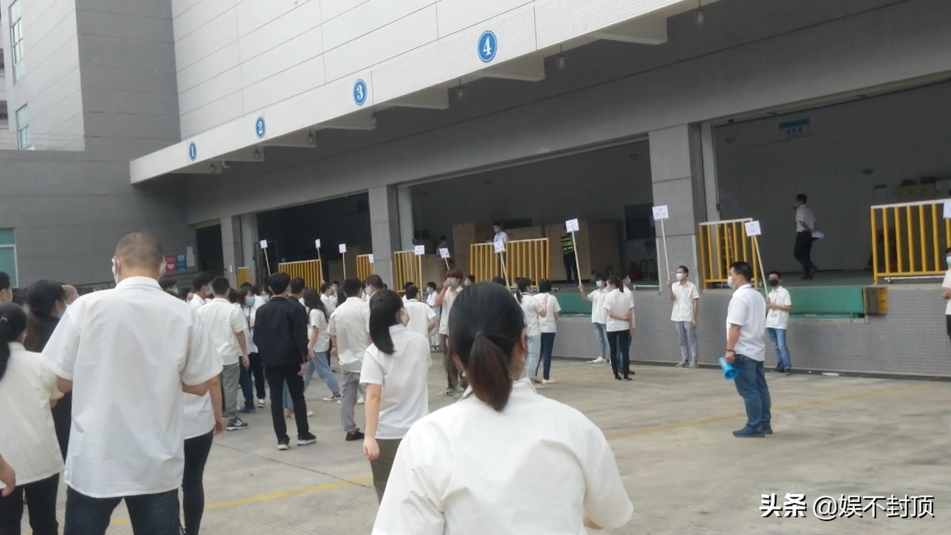 东莞27000人的电子厂,员工还上着班,全部都被叫出去集合了