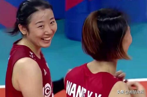 轻视的巴西教练，队员戴口罩比赛和丢分发怒，中国女排以胜利回击