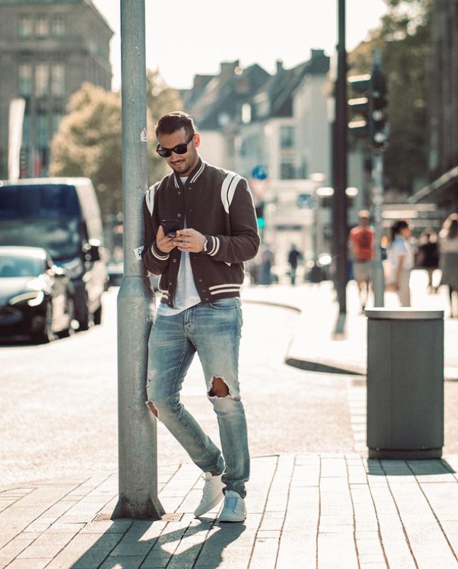 夹克配修身或者直筒牛仔裤,黑色夹克外套搭配深灰色牛仔裤