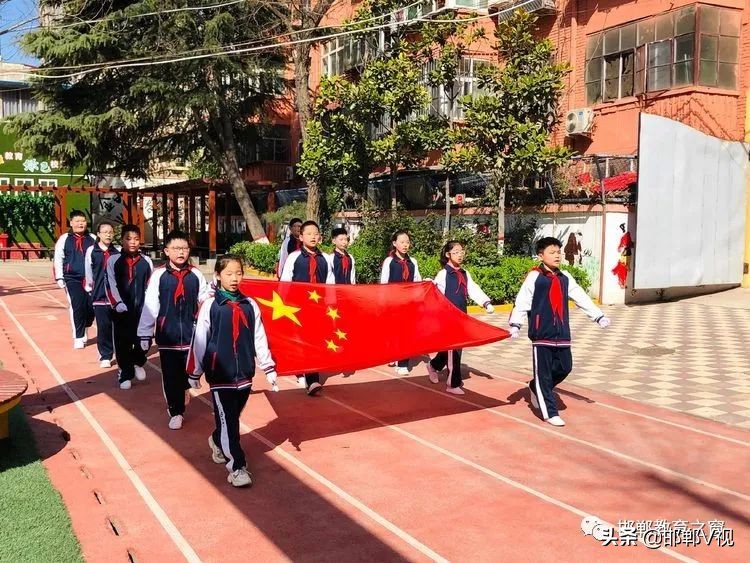 中华南大街小学升旗仪式,强健体魄主题升旗仪式