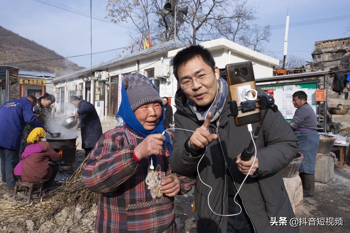 村干部“不务正业”拍抖音，却被粉丝打钱！好，来二斤村里的粉条