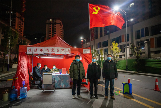 一线党旗红疫情防控,共同战疫让党旗在疫情防控一线