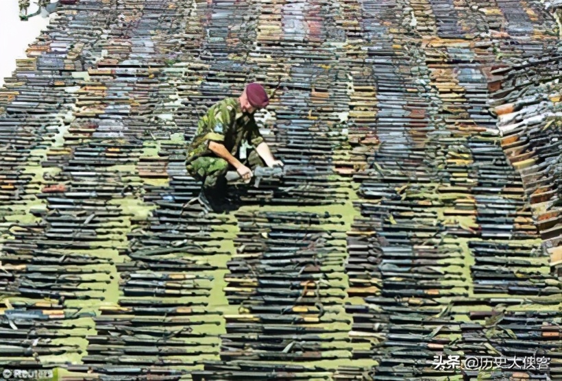 90年代的俄军大甩卖：一支牙膏换件军大衣，一个罐头换把AK