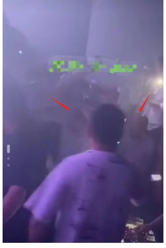 网红Giao哥酒吧演出被人追打，抱头鼠窜