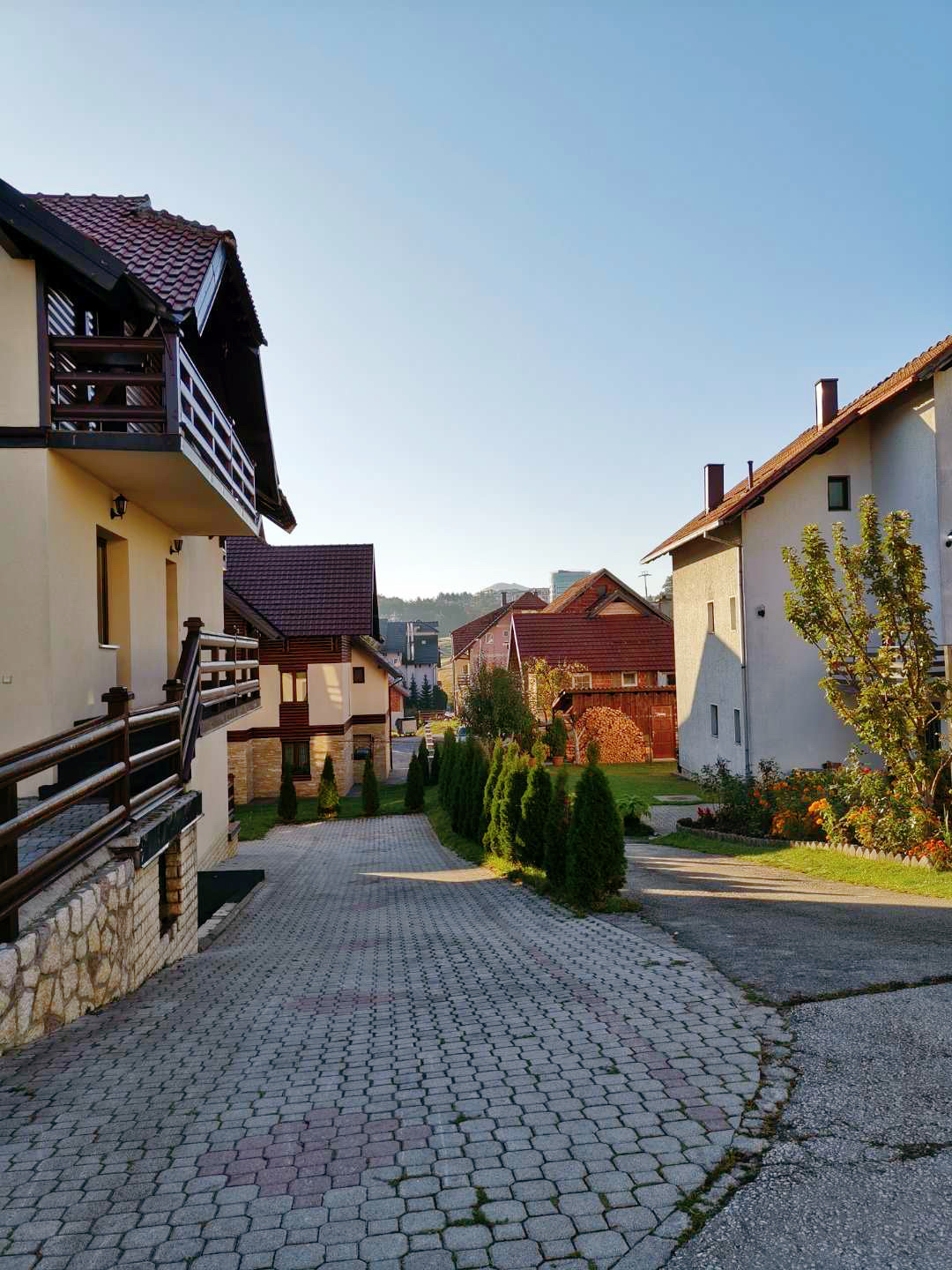 足球少年的小木屋很酷、“圣诞小镇”的秋天很美