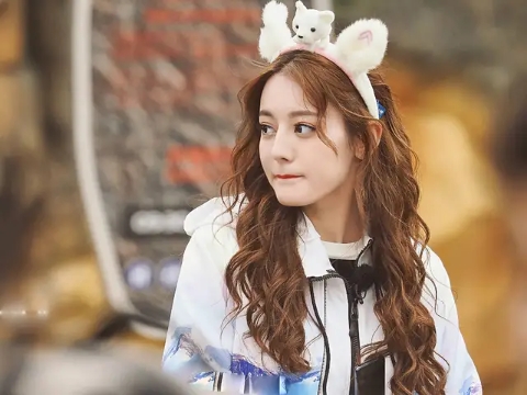 女士烫发羊毛卷满头烫丸子头扎法,羊毛卷烫发有刘海怎么扎