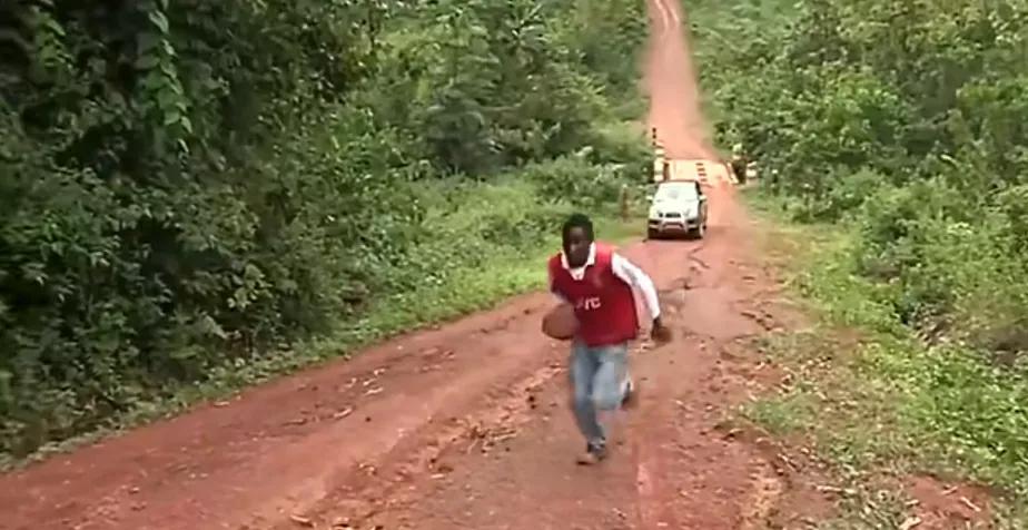 喀麦隆玩命出租车，一辆车坐17人，中国自行车也在非洲遍地开花