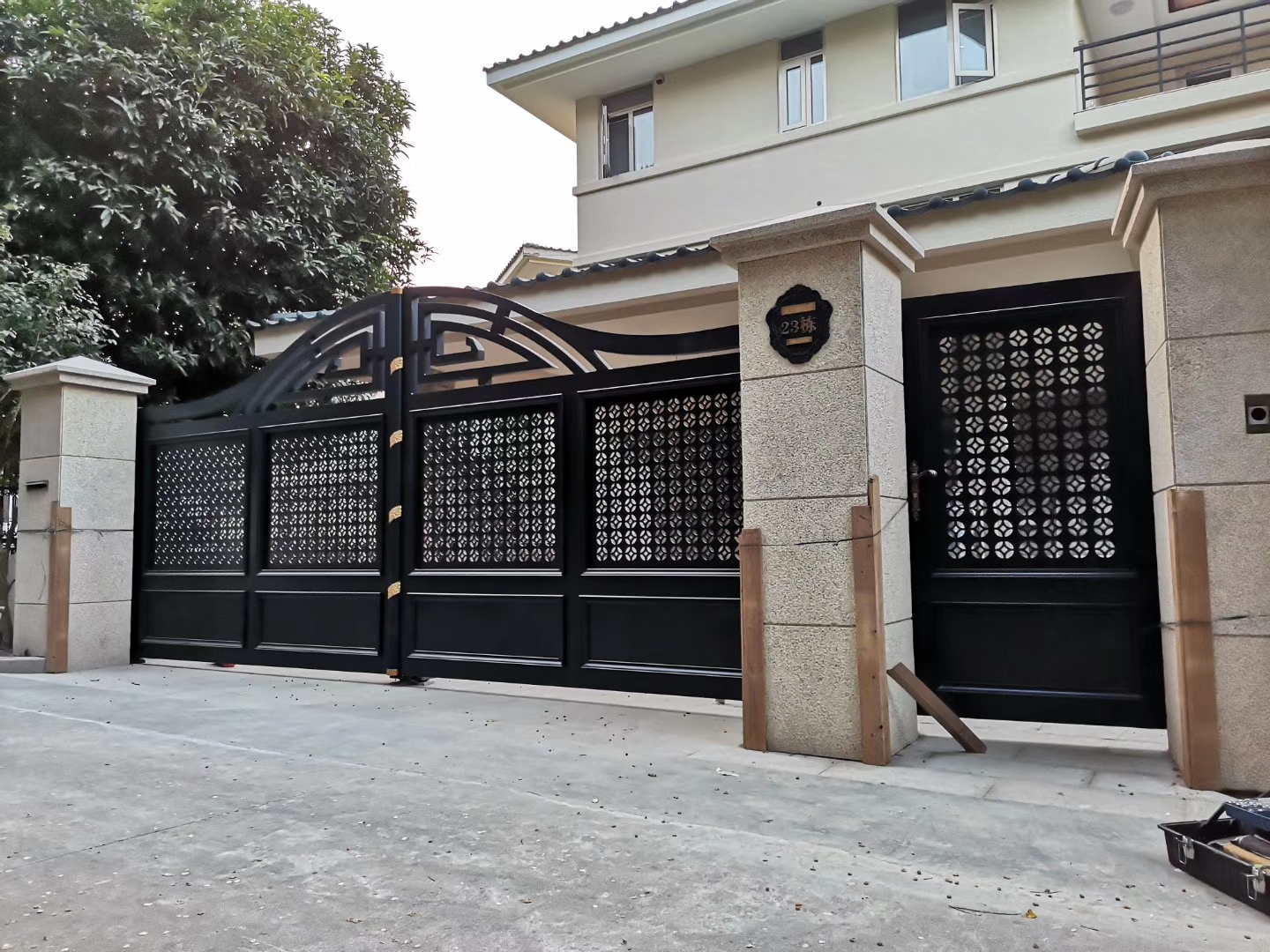 双开铝艺大门安装,双开铝艺大门