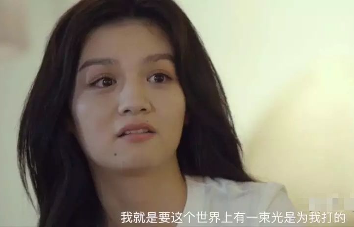 父亲死于狱中，暗恋母亲情人；拒绝拍戏的她、23岁却成金像奖影后