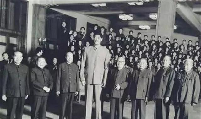 中国第一中锋穆铁柱,穆铁柱墓地