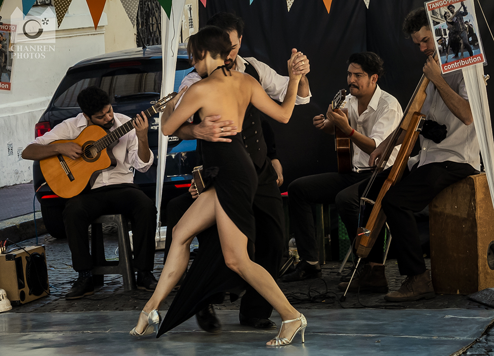 一个贩卖艺术和足球的彩色街区