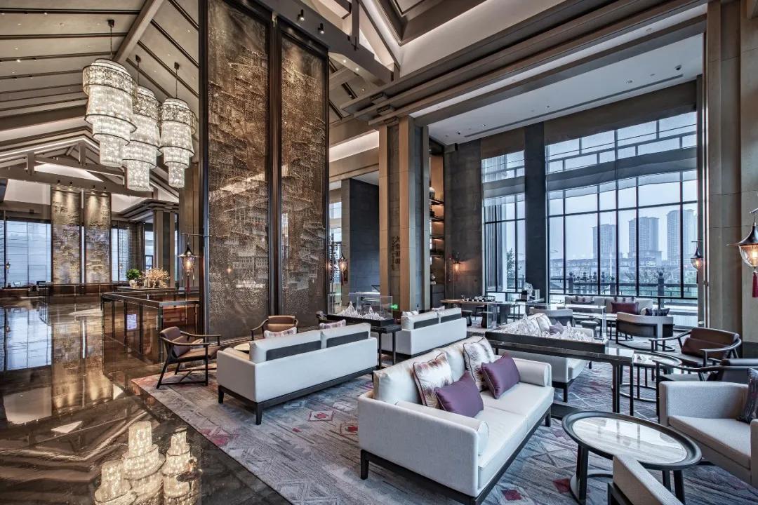 刚刚，两家万达酒店同时开业！她们坐落湖心，相当有范儿