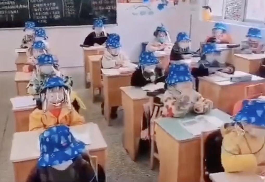 山东一学校食堂火了!一张餐桌4个凳子锁了3个,只容一人孤独地坐着