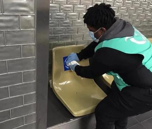 在贴满了一百万张贴纸之后,我快不认识巴黎地铁了…