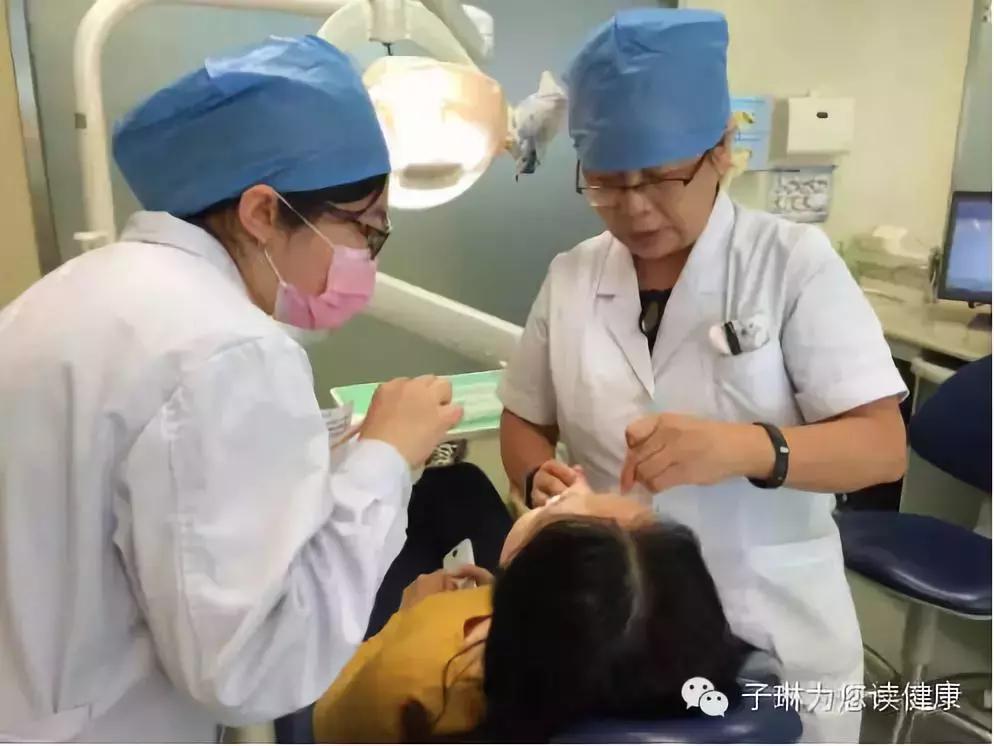 为什么有的人嘴笑起来裂得很大,为什么嘴角老是裂开喉咙痛鼻涕红