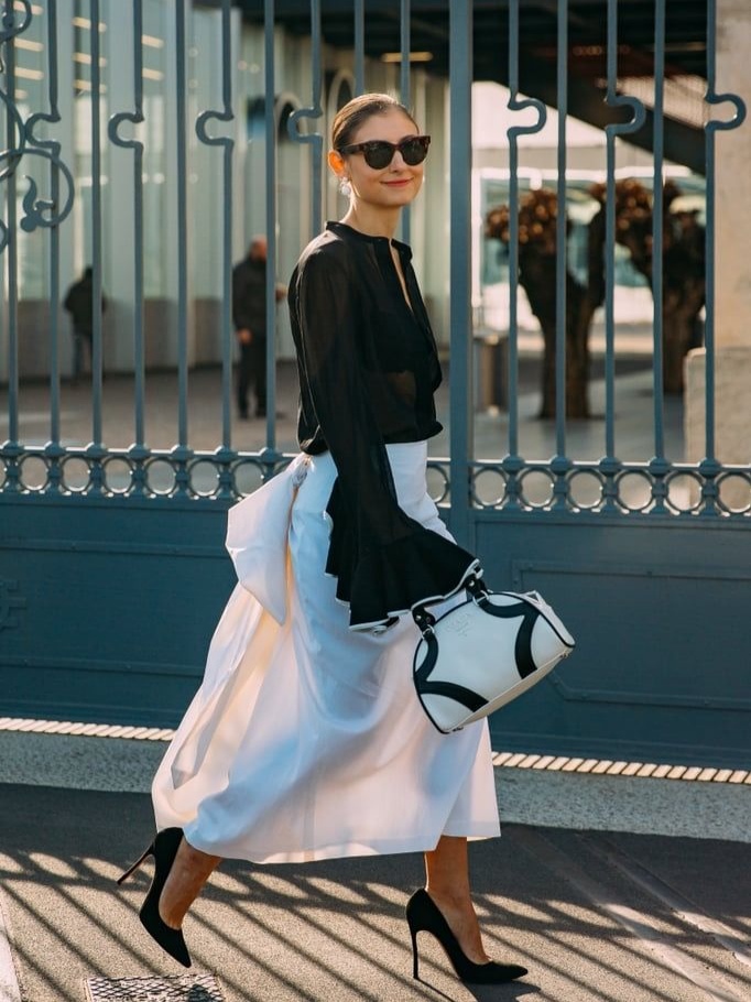 女人出门包包里都装什么,女人出门包包会带什么东西呢