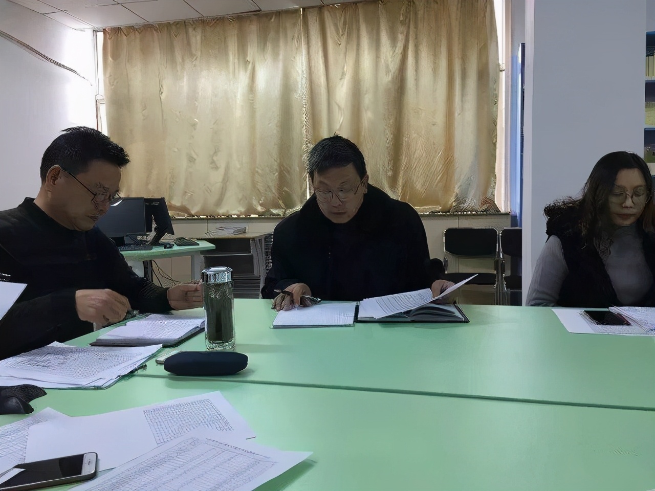 严禁家长批改作业的利弊,禁止家长批改作业教师该如何减负