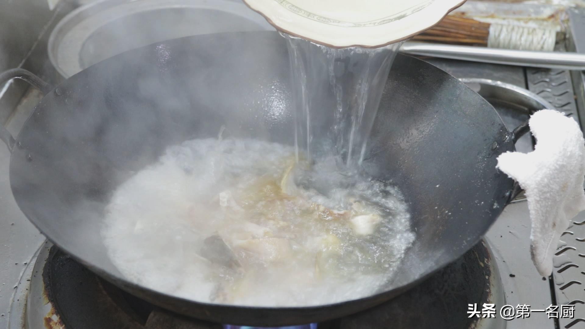 鲤鱼好吃有诀窍，做出来肉质嫩滑，汤鲜味美，一顿多吃两碗饭