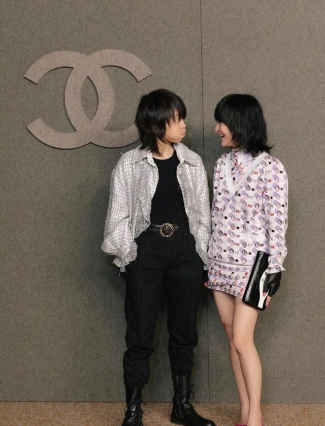 周迅窦靖童同框亲密互动合集,44岁周迅背米奇包