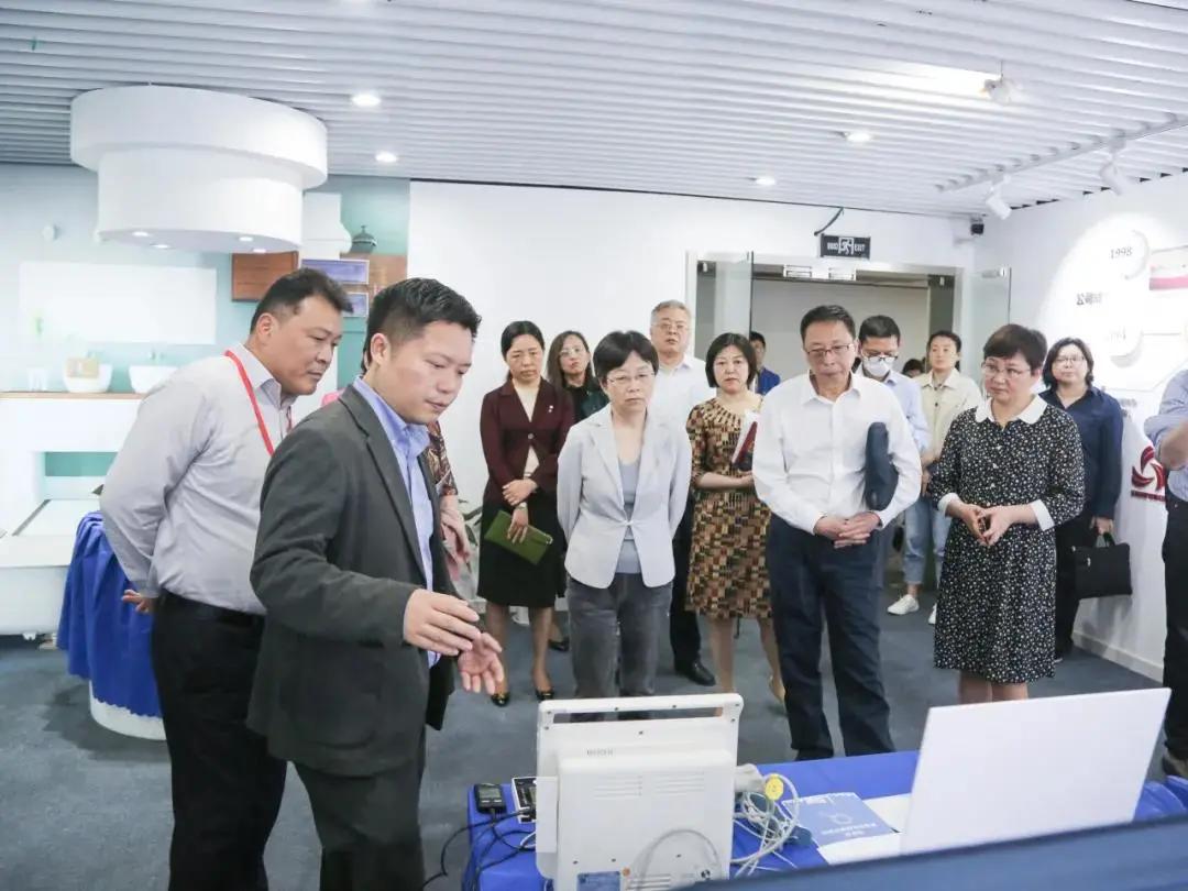 三胞健康养老|上海市人大常委会副主任高小玫一行调研安康通控股