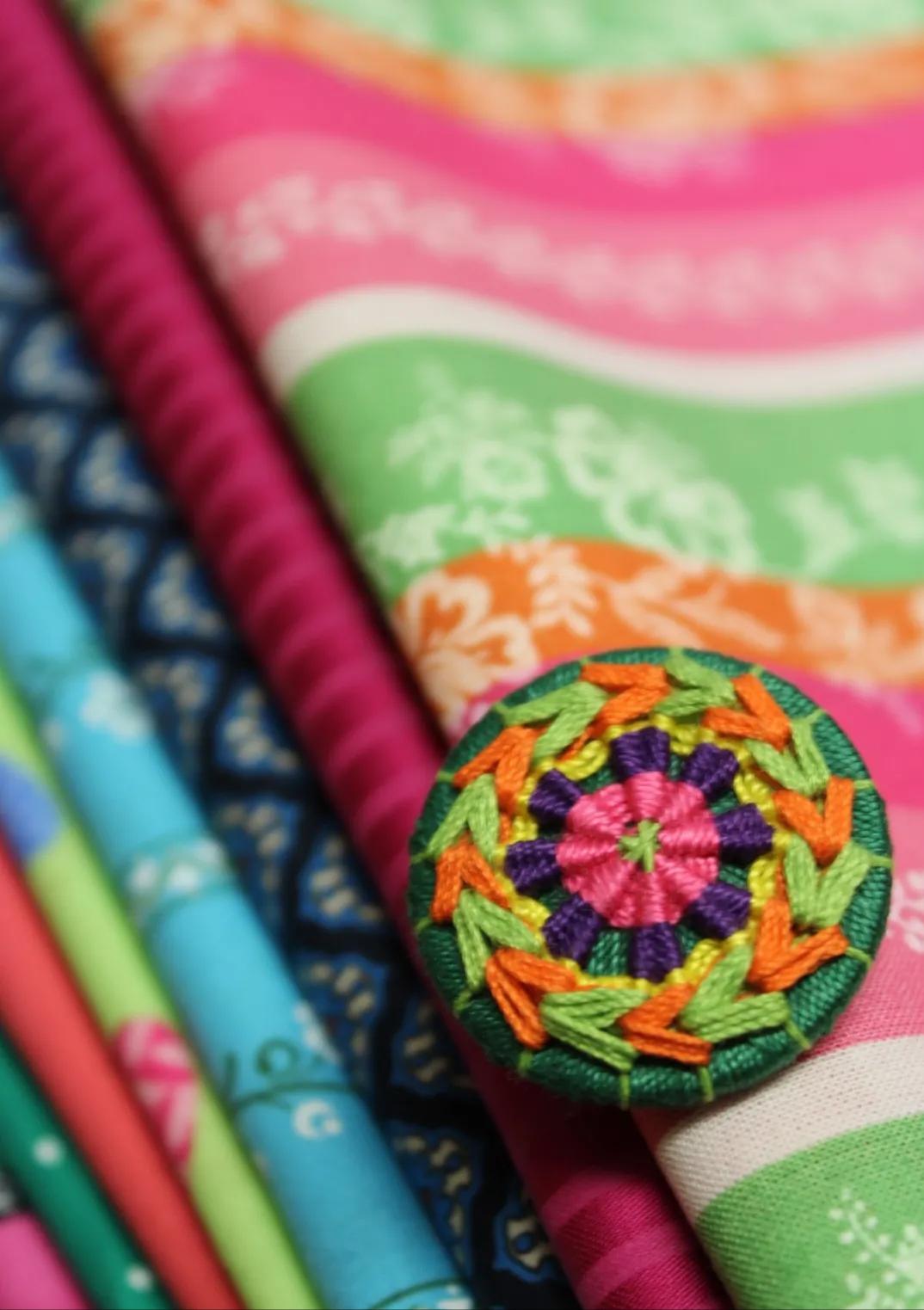 一个圆周边加一点装饰,用彩线做简单的小装饰