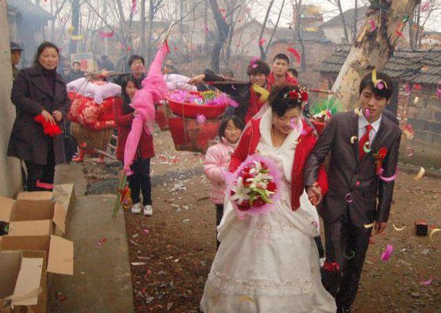 婚礼伴娘遭闹婚新郎袖手旁观,闹婚伴娘事件新娘反击