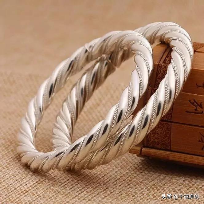 金镯子不要买什么样式的,银手镯和玉手镯戴的圈口要一样吗