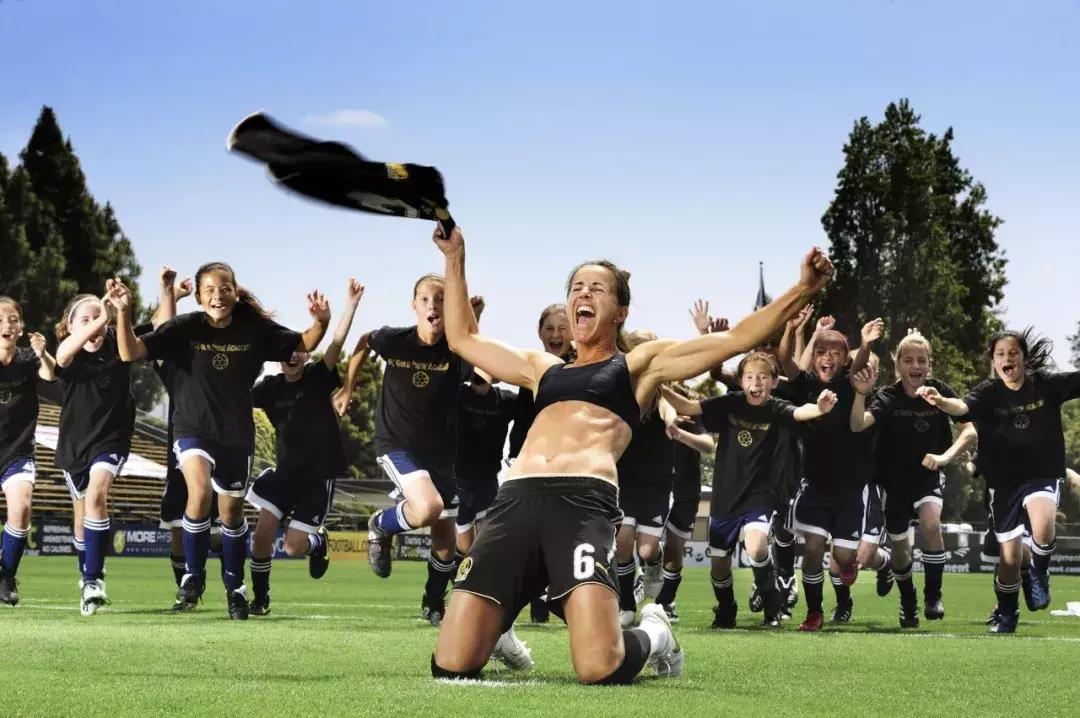 盘点女足脱球衣庆祝的十大场面,首位脱衣庆祝的女运动员