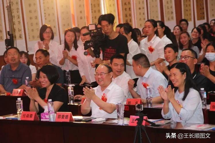 我校举行开学典礼暨教师节表彰会,学校召开教师节庆祝暨表彰大会