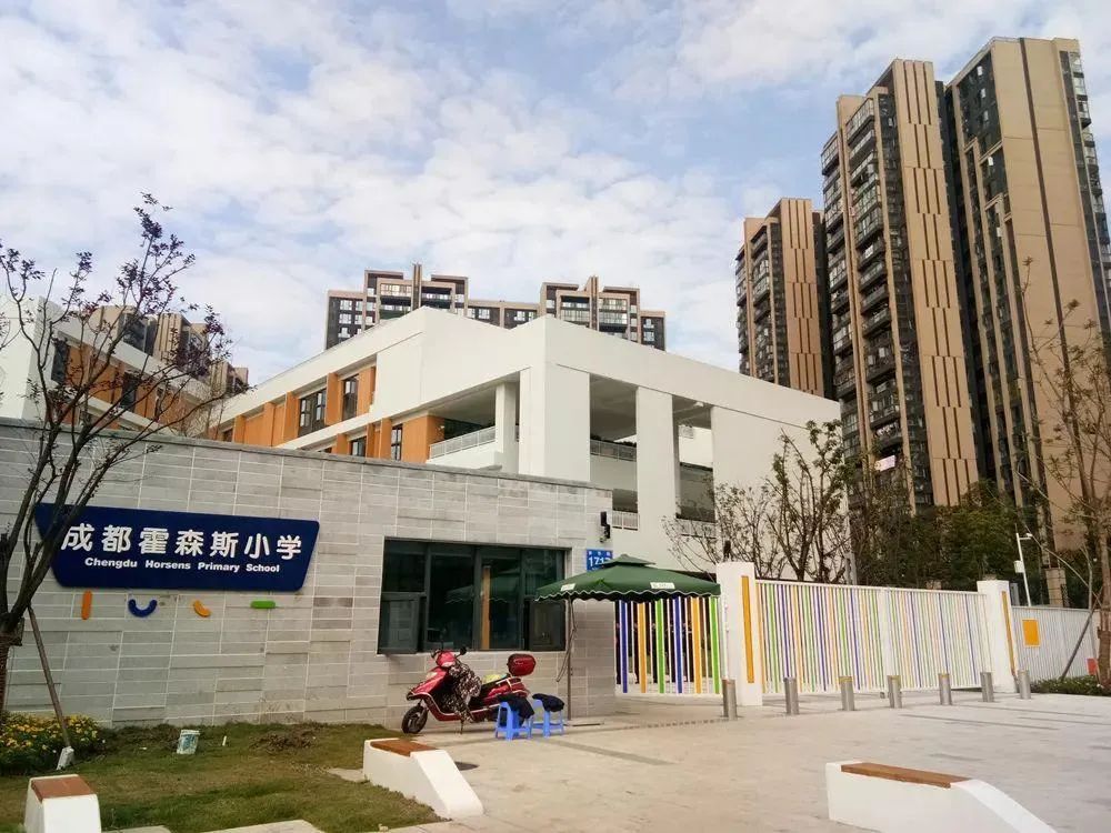 蒙彼利埃和霍森斯,霍森斯小学和蒙彼利埃