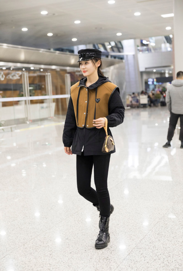 袁姗姗展现马甲线即帅气又好看,袁姗姗黑色西服造型曝光帅气十足