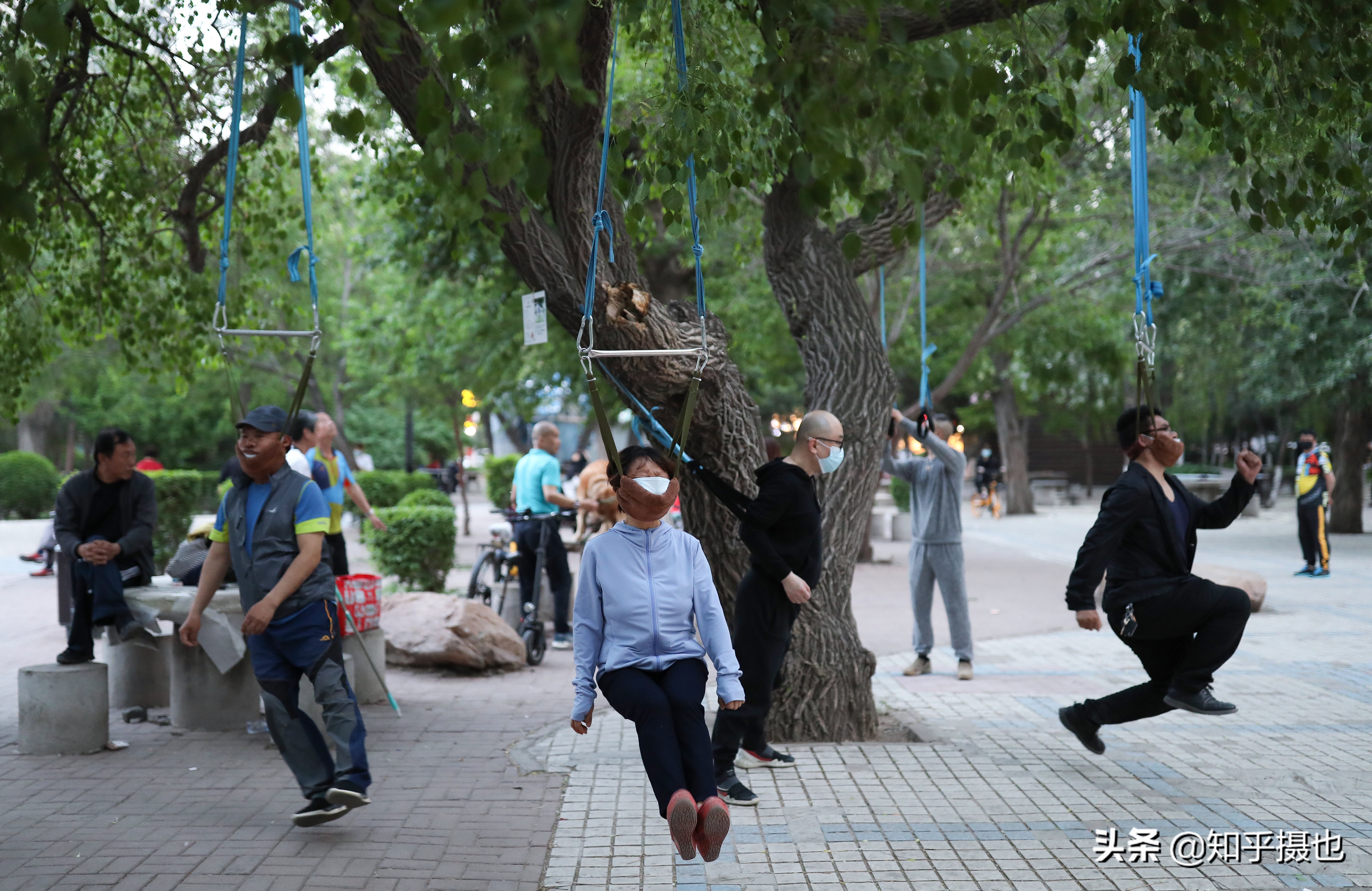 吊脖子健身治颈椎病,你敢前来一试不?