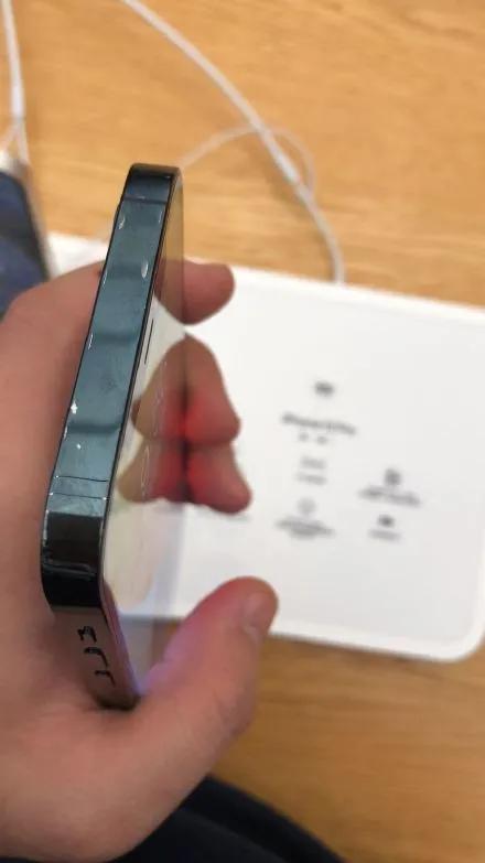 iphone12边框掉漆买银色,iphone12边框容不容易掉漆