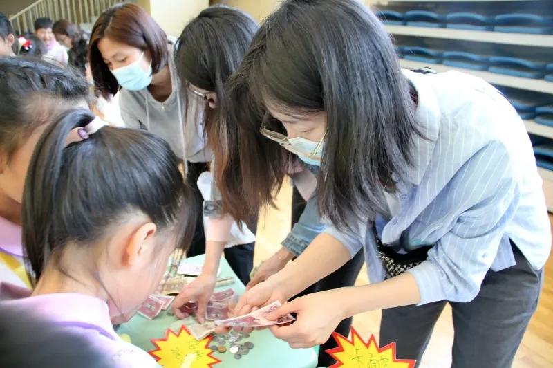 让教育和生活相连——青岛枣山小学开展年级研究性学习活动