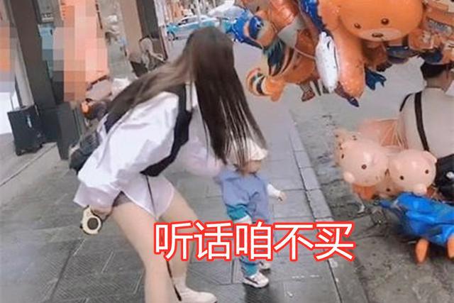 霸气小姨一手拎娃一手拎狗,霸气小姨带娃走红视频