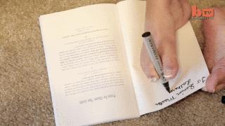 无手臂女孩开车,无臂女孩用脚玩王者荣耀