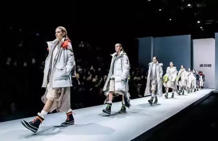 从1.5亿干到60亿！如今靠抄袭活命，这个百年老店，“人设”崩了