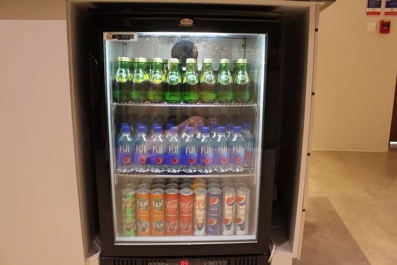 迪拜机场豪华VIP私人候机楼,还可试驾布加迪威龙,简直壕气冲天