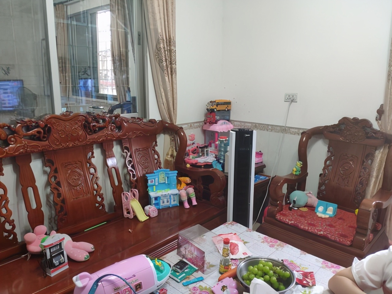 有些人买不起红木家具就说不好看,越来越多人不想买房子