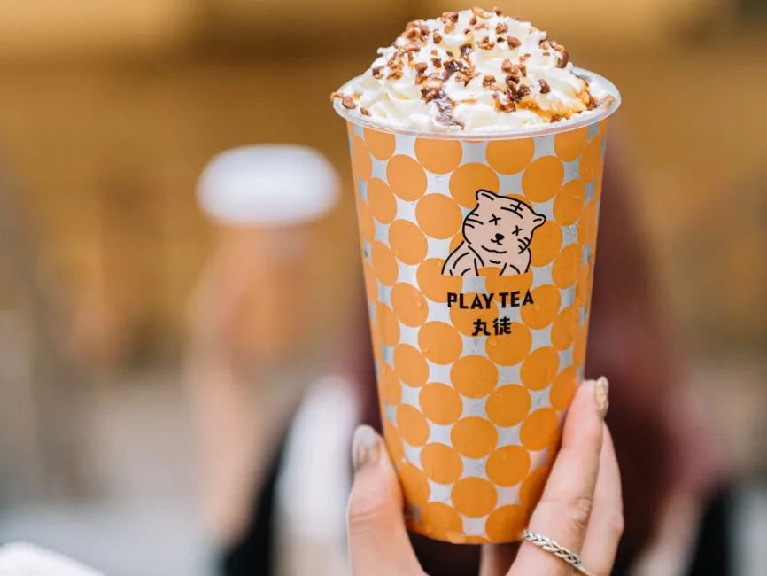 椰椰奶冻茶，会抖臀！1秒卖出1000+杯，有人开货拉拉来买…