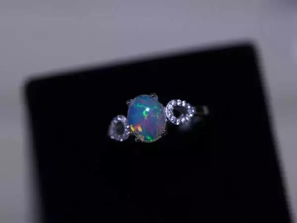 欧泊宝石黑色,好看的欧泊宝石