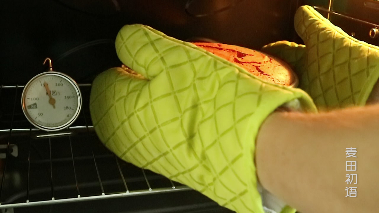 戚风蛋糕要怎么做才不会塌陷,做的戚风蛋糕底部总是凹进去