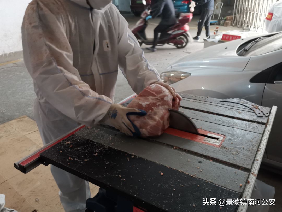 每切一块冻猪肉，就像下了一场猪肉味儿的雪